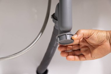 Lavabonun altındaki tıkanıklığı tamir etmek için su tesisatı açık..