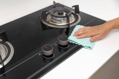 Kadın el temizliği yapıyor İkili benzin deposunda.