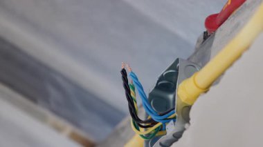 Elektrik kablolarının güvenliğini sağlamak için elektrik kablosu renkleri.