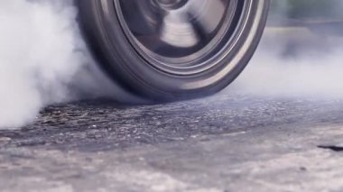 Başlangıç çizgisinde kalkış yarışı arabasının dumanı.