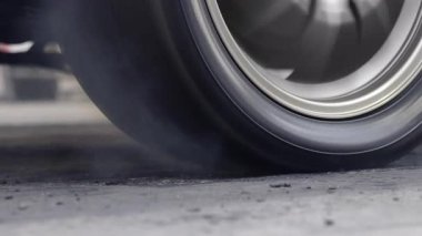 Başlangıç çizgisinde kalkış yarışı arabasının dumanı.