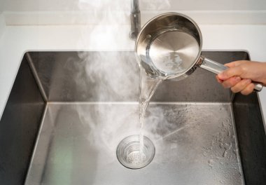 Sıcak suyu doğrudan lavaboya dökmekten kaçının. Özellikle de borular PVC 'den yapılmışsa. Ya da tıkanıklıklar varsa..