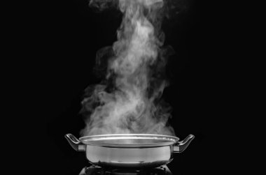 Mutfak koyu arka plan üzerinde pot pişirme üzerinde buhar.