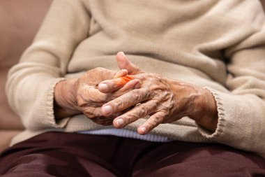 Yaşlı kadın masaj parmağı ve ağrılı gut hastalığı..