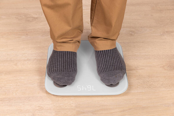 Старший по весам в помещении, крупным планом. Увеличение веса