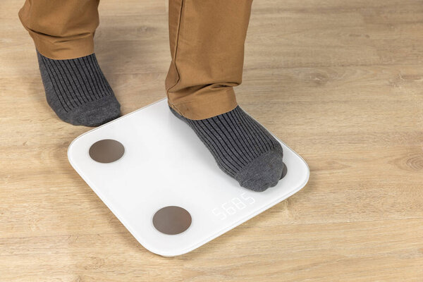 Старший по весам в помещении, крупным планом. Увеличение веса