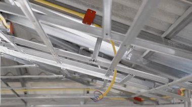 İşçi evi yenilemek için alçı taşı tavanı için metal profil yüklüyor.