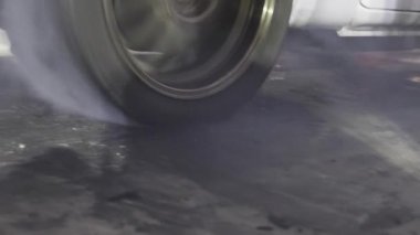 Başlangıç çizgisinde kalkış yarışı arabasının dumanı.