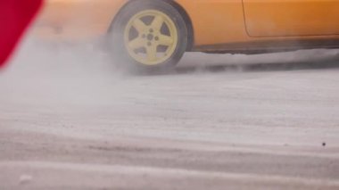 Gymkhana (motor sporu) yarış konisi etrafında pistte tur.