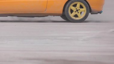 Gymkhana (motor sporu) yarış konisi etrafında pistte tur.