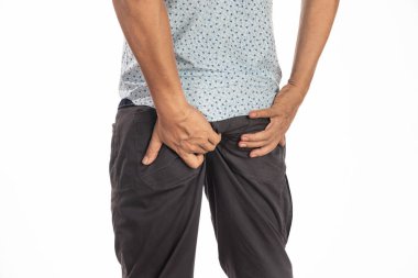 Hemoroit ağrısı, beyaz arka planda hemoroit olan bir adam..