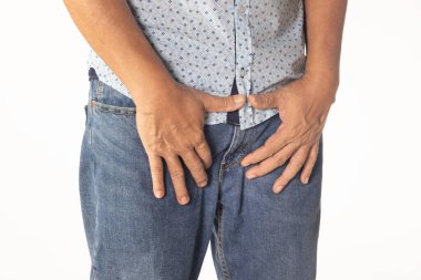 Yaşlı adam prostat bezinde ya da alt karında ağrı hissediyor. Beyaz arkaplanda prostatit belirtileri.