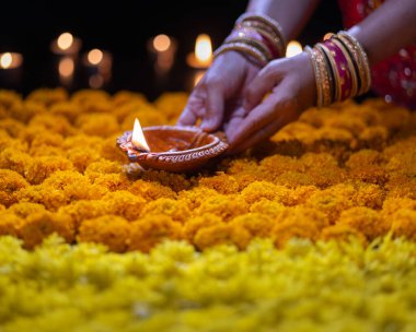 Diwali, Diwali ya da Deepavali kutlamalarında yanan Clay diya lambaları Hindistan 'ın en büyük ve en önemli bayramıdır..