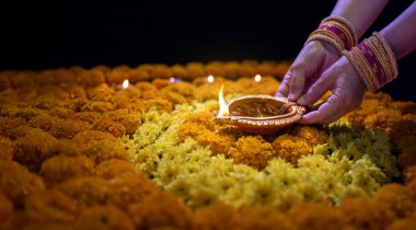 Diwali, Diwali ya da Deepavali kutlamalarında yanan Clay diya lambaları Hindistan 'ın en büyük ve en önemli bayramıdır..