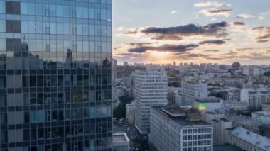 Gökdelenin yanında Yükseliyor