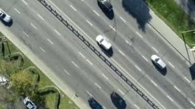 Hareket halindeki arabalarla yolun yukarısında hızlı dönüş görüntüsü