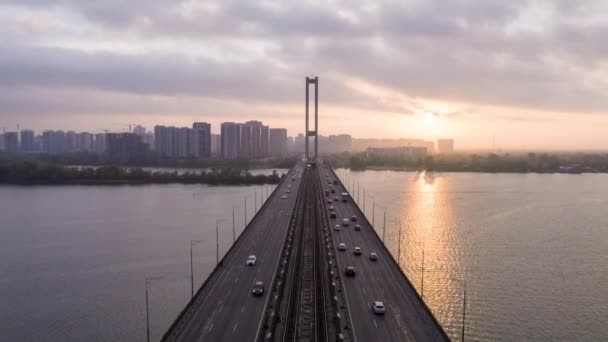 Vogelperspektive Auf Die Brücke Über Den Fluss Bei Sonnenaufgang — Stockvideo