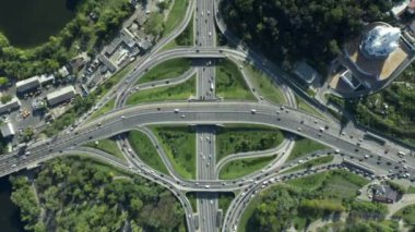 Otoyol, güneşli bir günde birden fazla yol, küçük araba trafiği olan köprüler gösteriyor.