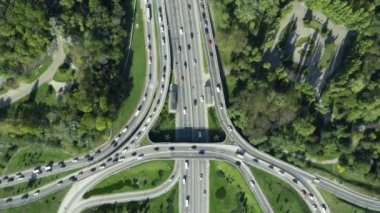 Otoyol, güneşli bir günde birden fazla yol, küçük araba trafiği olan köprüler gösteriyor.
