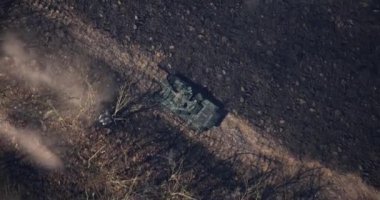 Bir Rus T90 tankının insansız hava aracı ile yok edilmesi