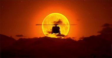 Efsanevi UH-60 helikopteri, Kara Şahin olarak da bilinir, kanyon üzerinde uçar, parlak bir ayın ve kızıl gökyüzünün arkaplanına doğru yaklaşır.