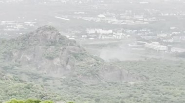 Yeşillik ağaçlardaki Kondapalli kalesinden manzara - Krishna bölgesi, Vijayawada.