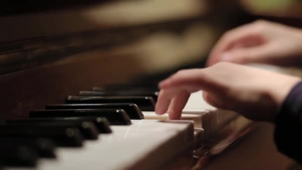 Evde Piyano Çalan Genç Bir Kız — Stok video