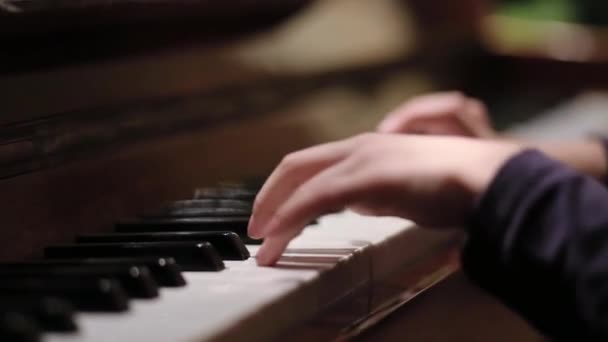 Chica Joven Tocando Piano Casa Educación — Vídeo de stock