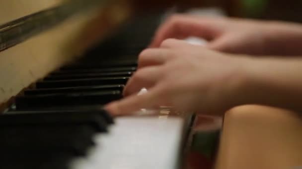 Jovem Tocando Piano Casa Educação — Vídeo de Stock