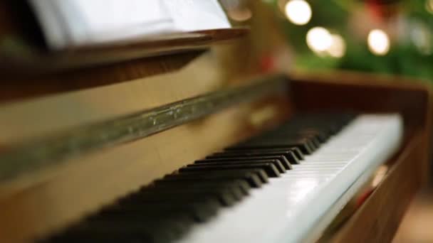 Πιάνο Πληκτρολόγιο Πετούν Πάνω Επιλεκτική Εστίαση — Αρχείο Βίντεο