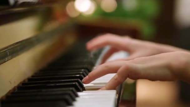 若いです女の子遊びピアノに家庭教育 — ストック動画