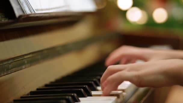Νεαρό Κορίτσι Παίζει Πιάνο Στο Σπίτι Της Εκπαίδευσης — Αρχείο Βίντεο