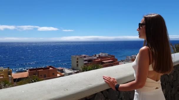 西班牙特内里费岛 一位身材苗条 一头长发的年轻女子 俯瞰着坎德拉利亚的海岸线 — 图库视频影像