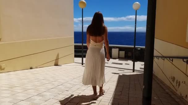 Spanya Nın Tenerife Kıyı Şeridi Boyunca Candelaria Caddesinde Yürüyen Genç — Stok video