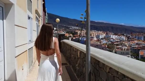 Mujer Joven Caminando Por Calle Candelaria Largo Costa Tenerife España — Vídeos de Stock