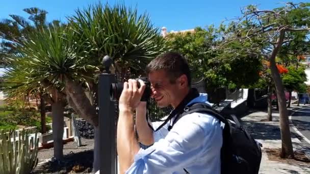 Joven Tomando Fotos Ciudad Costera Con Cámara Profesional Día Caluroso — Vídeos de Stock