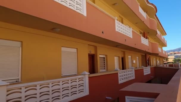 Widok Klasycznego Tropikalnego Budynku Apartamentowego Pomalowanego Żółto Różowo — Wideo stockowe