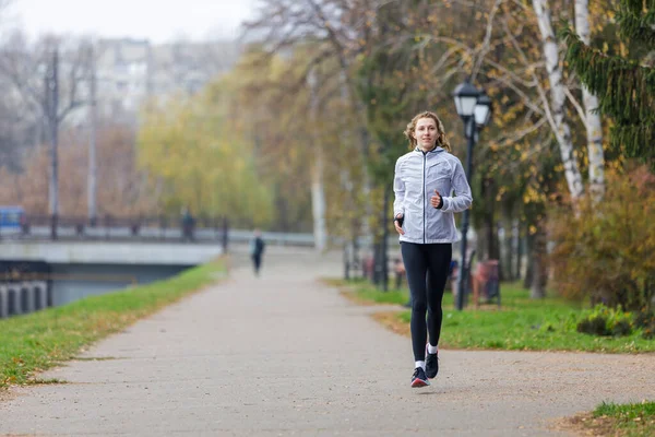 Young Woman Running Autumn Park Morning — Stock Photo, Image