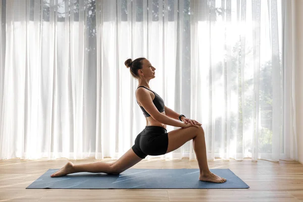 Jonge Vrouw Doet Lage Lunge Yoga Pose Tijdens Moring Yoga — Stockfoto