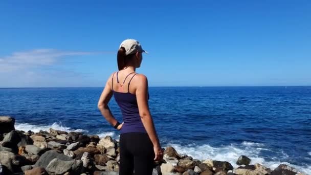 Joven Mujer Fitness Feliz Descansando Después Trotar Mirando Océano Por — Vídeo de stock