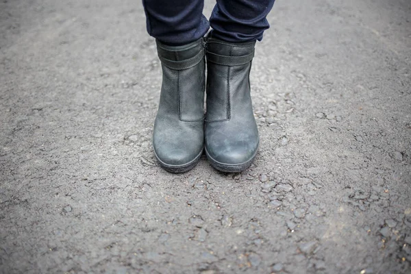 Jonge Vrouw Draagt Mooie Laarzen Staande Het Asfalt Oppervlak — Stockfoto