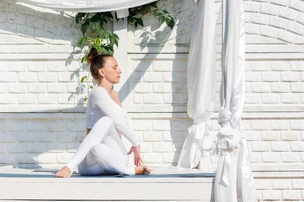 Young Woman Doing Twist Her Morning Yoga Practice Outdoor Yoga — Stock Photo, Image