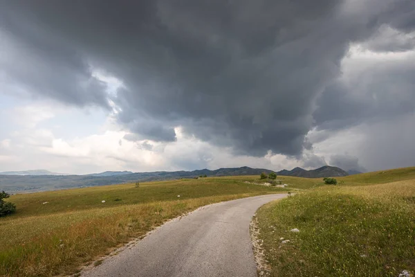 การเด นทางถนนไปย ราบส เมฆพาย ในท องฟ — ภาพถ่ายสต็อก