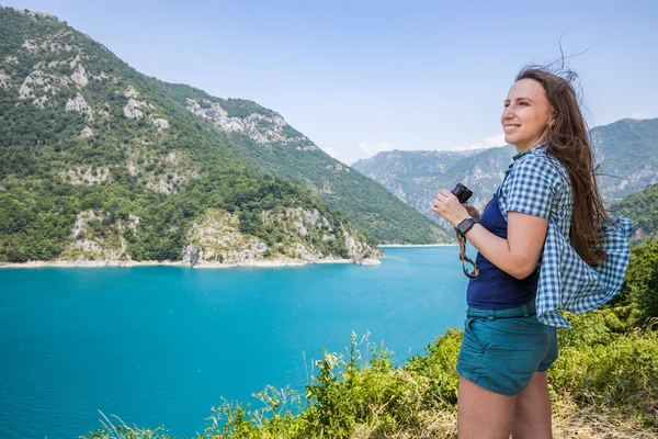 Молодая Женщина Использует Бинокль Исследуя Природу Озере Пива Черногории Наблюдение — стоковое фото