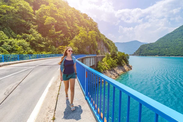 Jovem Caminhando Ponte Através Lago Piva Montenegro Feminino Turista Passar — Fotografia de Stock
