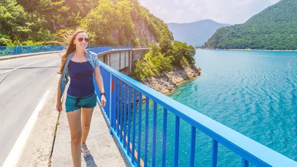 Mujer Joven Caminando Puente Sobre Lago Piva Montenegro Turista Femenina — Foto de Stock