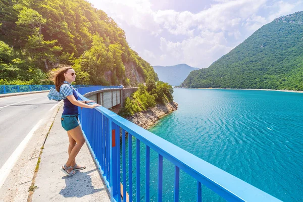 Молодая Женщина Идет Мосту Через Озеро Пива Черногории Женский Турист — стоковое фото