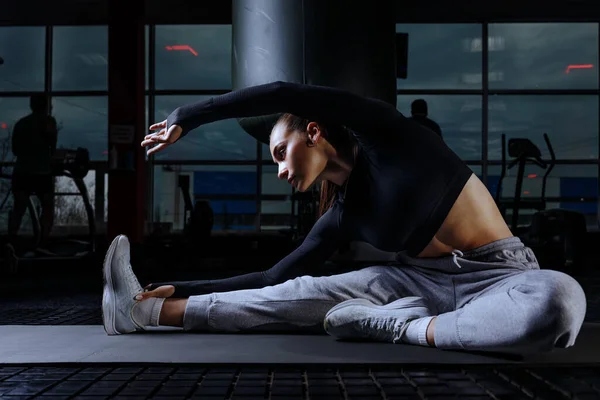 체력의 소녀가 체육관 위에서 다리를 있습니다 온천욕을 — 스톡 사진