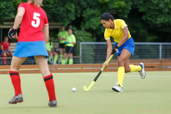 Field Hockey Female Player Leading Ball Attack Young Woman Playing — Stock Photo, Image