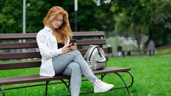 Giovane Bella Donna Che Utilizza Suo Smartphone Seduto Sulla Panchina — Foto Stock